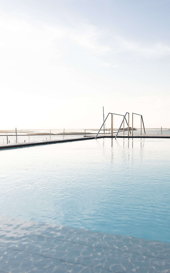Rooftop Bar und Infinity Pool auf dem Sky Deck